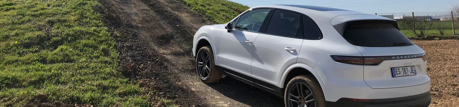 SUV premium sur le parcours tout-terrain