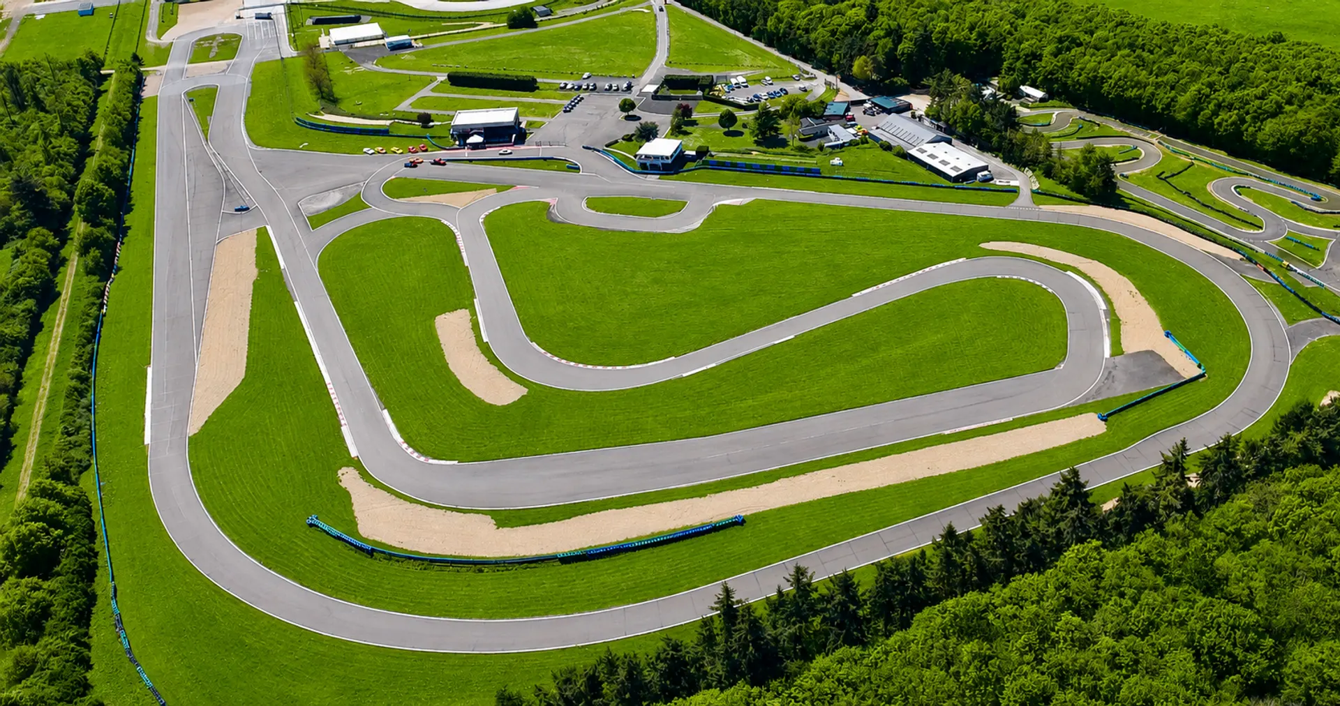 Circuit asphalte vu du ciel avec des voitures de sport