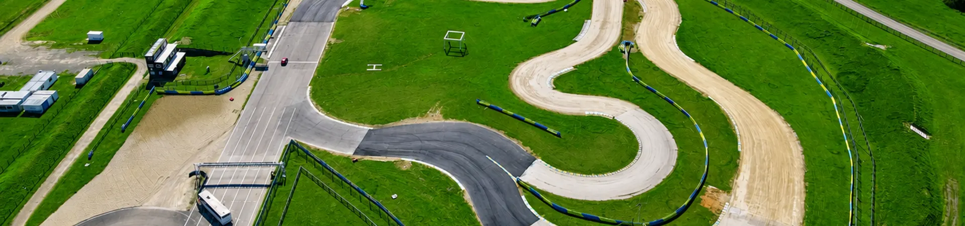Course de rallycross sur la piste mixte