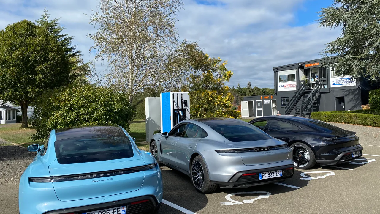 Stage de conduite en véhicule électrique (Porsche Taycan) chez CIRCUITS PARIS OUEST