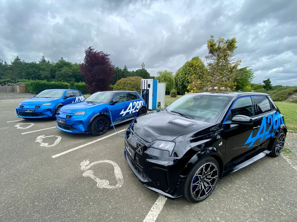 Alpine A290 électriques en recharge sur les bornes du circuit