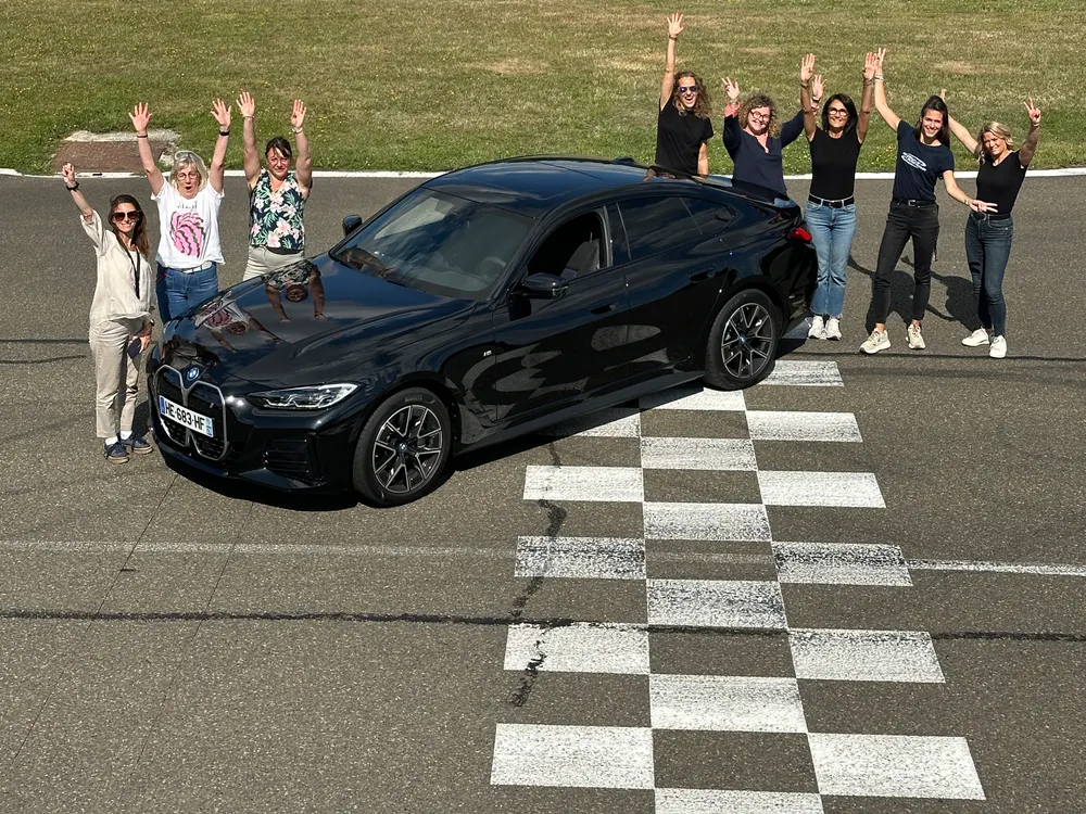 Groupe d'entreprise lors d'un stage de conduite électrique sur le circuit