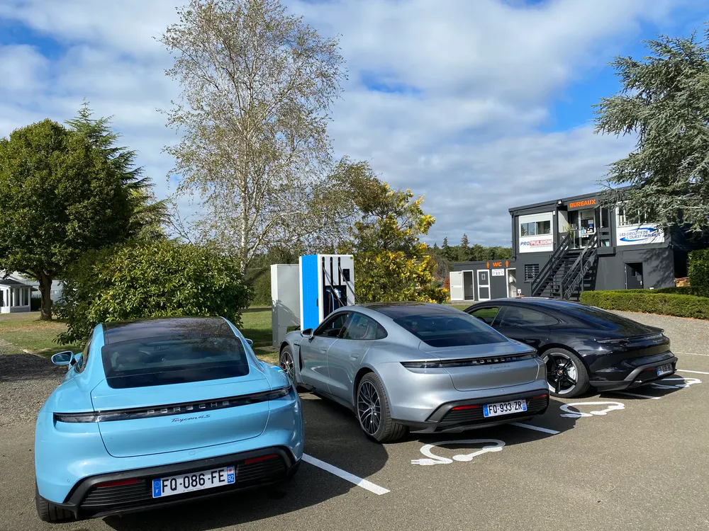 Flotte de Porsche Taycan électriques en recharge sur le circuit privé CIRCUITS PARIS OUEST